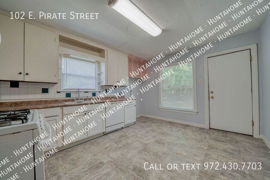 102 E Pirate St - Photo 6 of 24