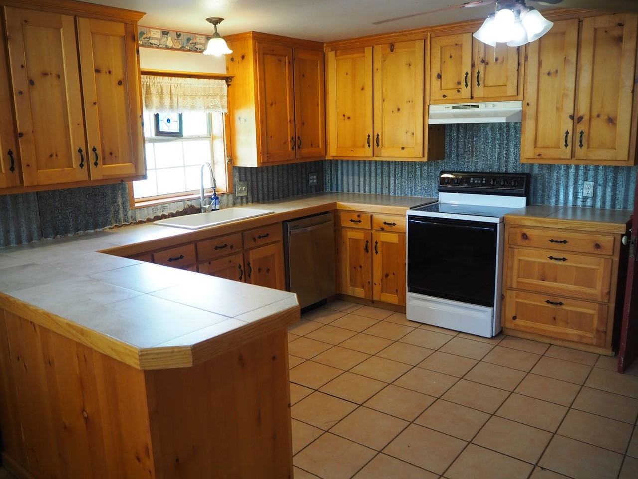 9561 Hames Rd - Photo 5 of 41