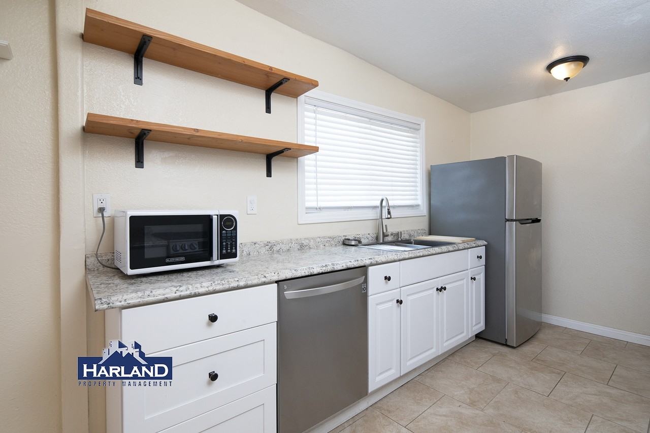3240 Franklin Ave - Photo 2 of 14