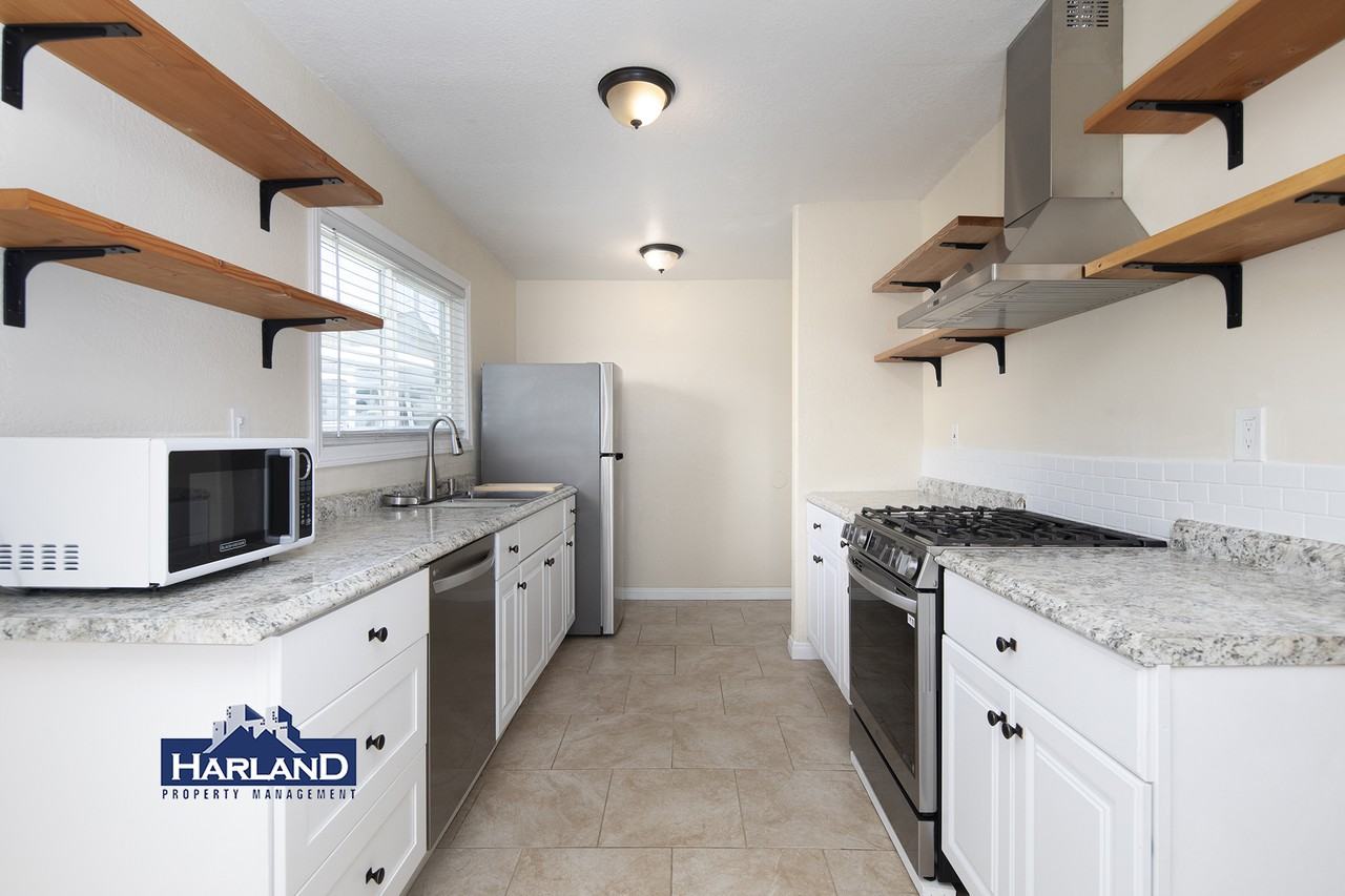 3240 Franklin Ave - Photo 3 of 14