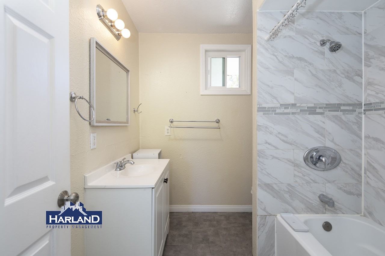 3240 Franklin Ave - Photo 4 of 14