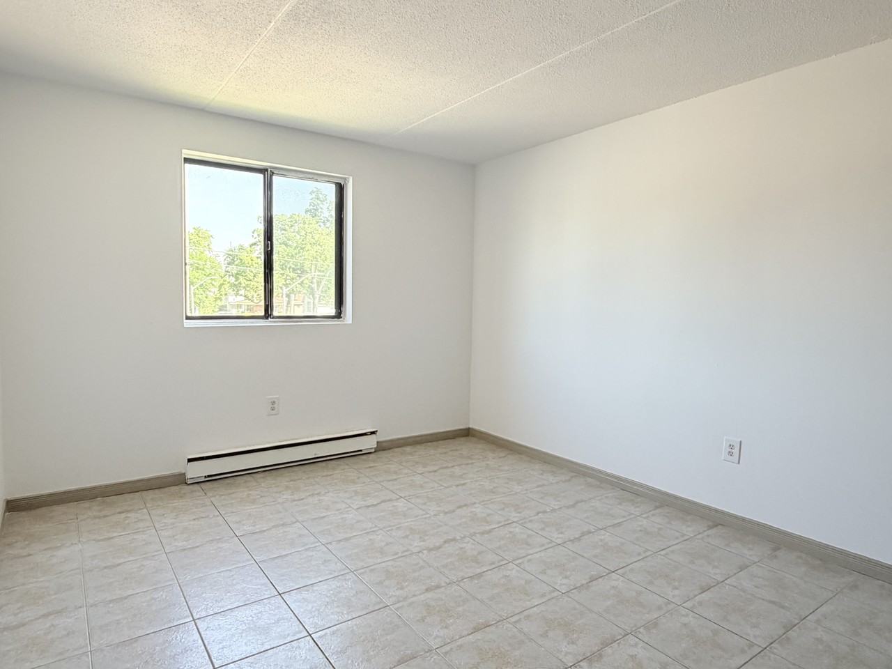 525 Wyandotte St W #302 - Photo 7 of 9