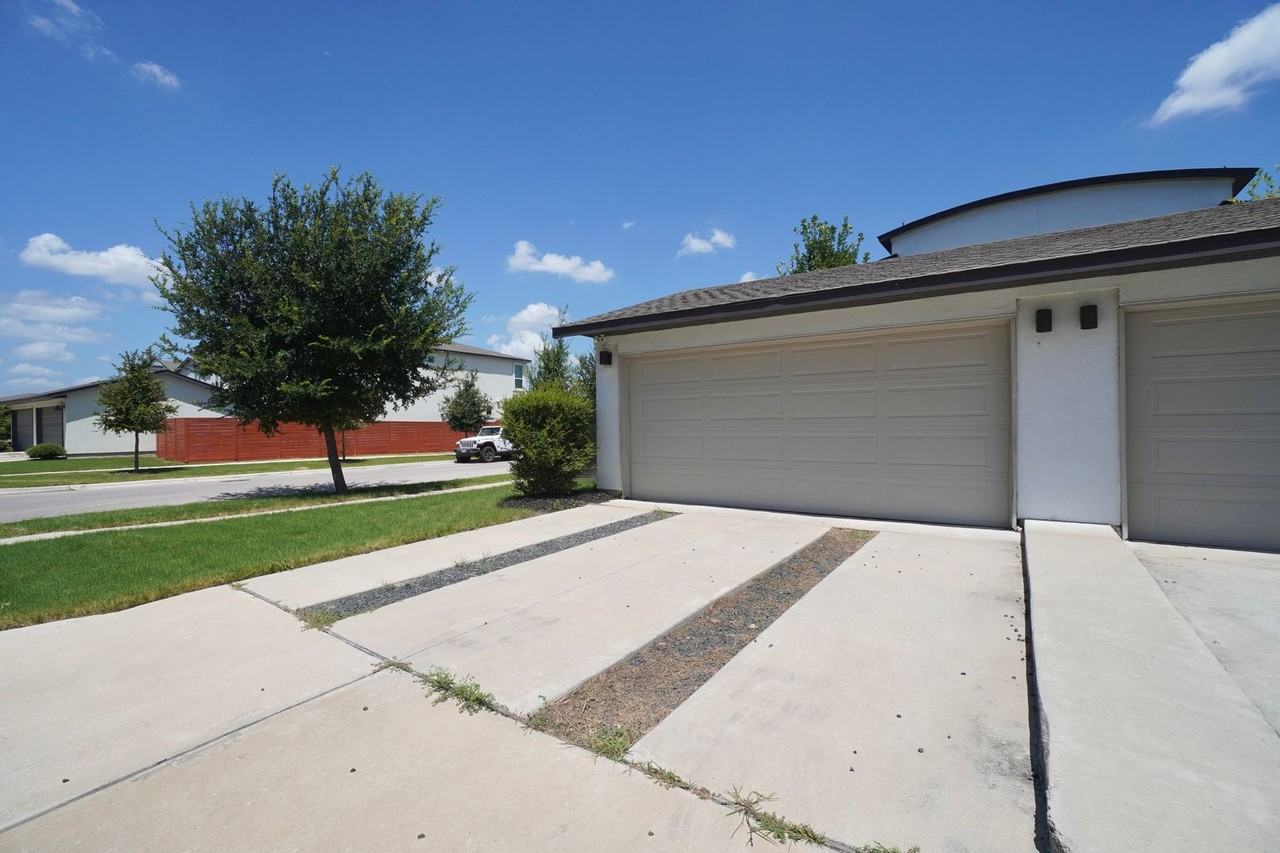 5501 Charles Merle Dr #B - Photo 4 of 32