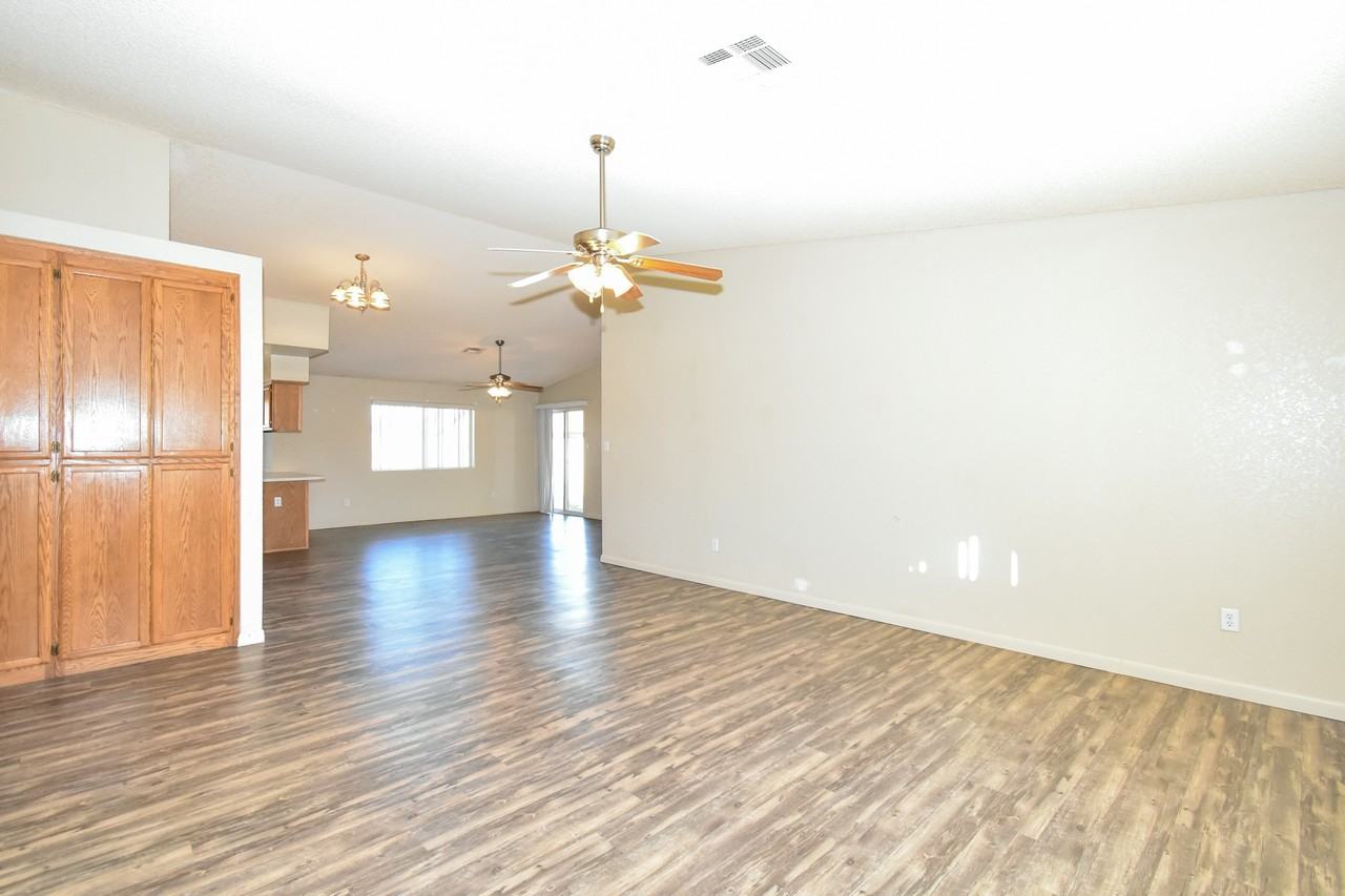 2866 S 30th Dr - Photo 4 of 24