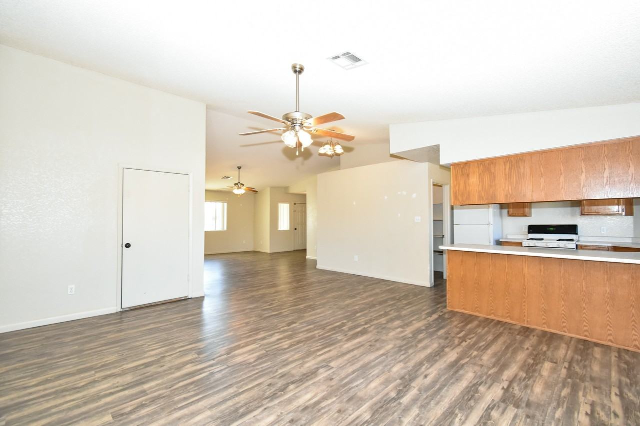 2866 S 30th Dr - Photo 7 of 24