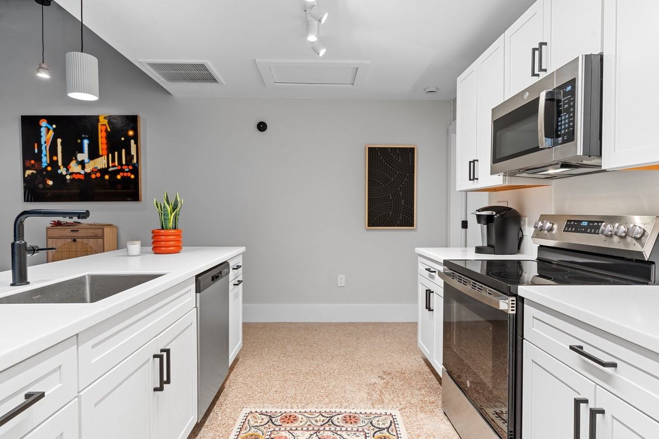 915 Railroad Ave #103 - Photo 3 of 17