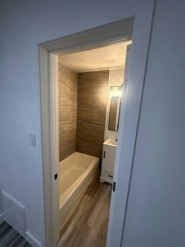934 Simmons Avenue, Unit 934 1/2 - Photo 3 of 12