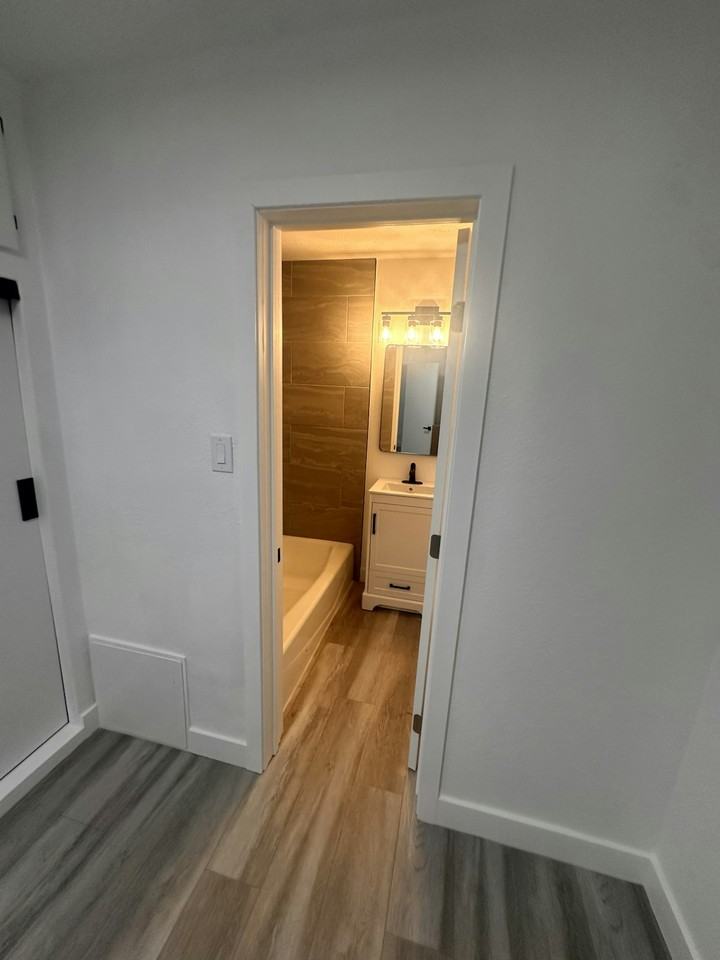 934 Simmons Avenue, Unit 934 1/2 - Photo 5 of 12