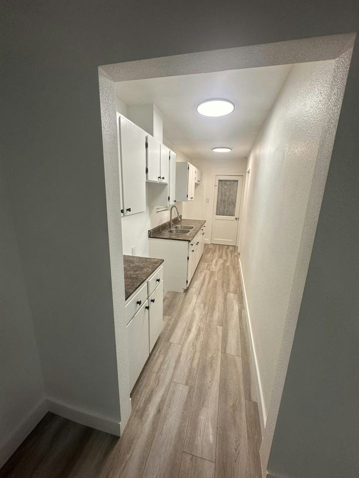 934 Simmons Avenue, Unit 934 1/2 - Photo 6 of 12