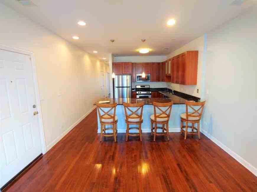 521 N Racine Ave - Photo 4 of 10