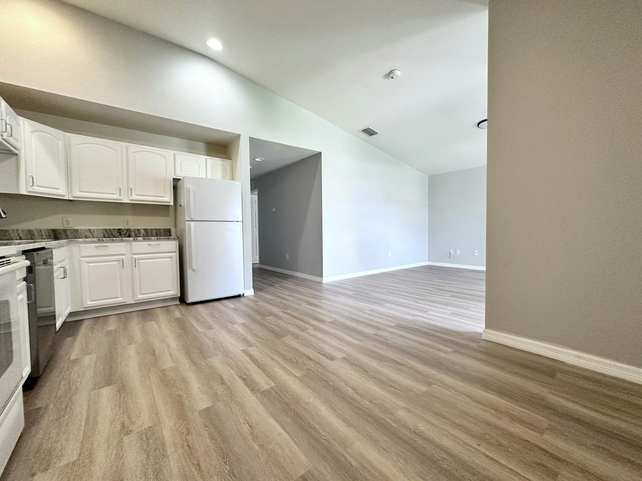 228 Homer Avenue South - Photo 5 of 19