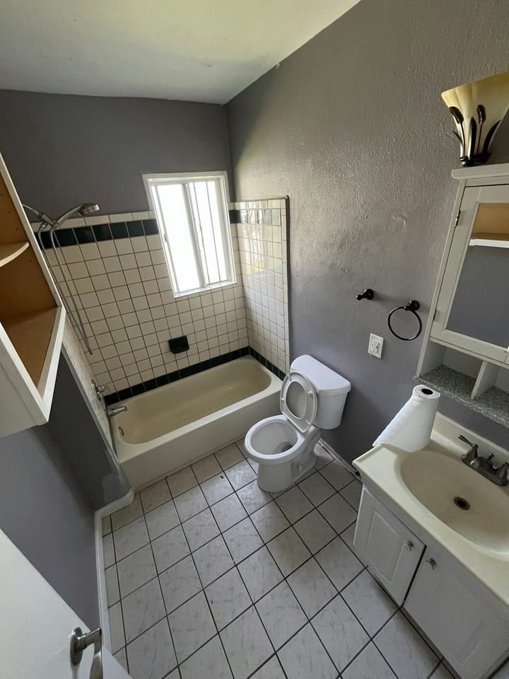 15700 Crenshaw Boulevard, Unit House w/ shared bkyd - Photo 2 of 8