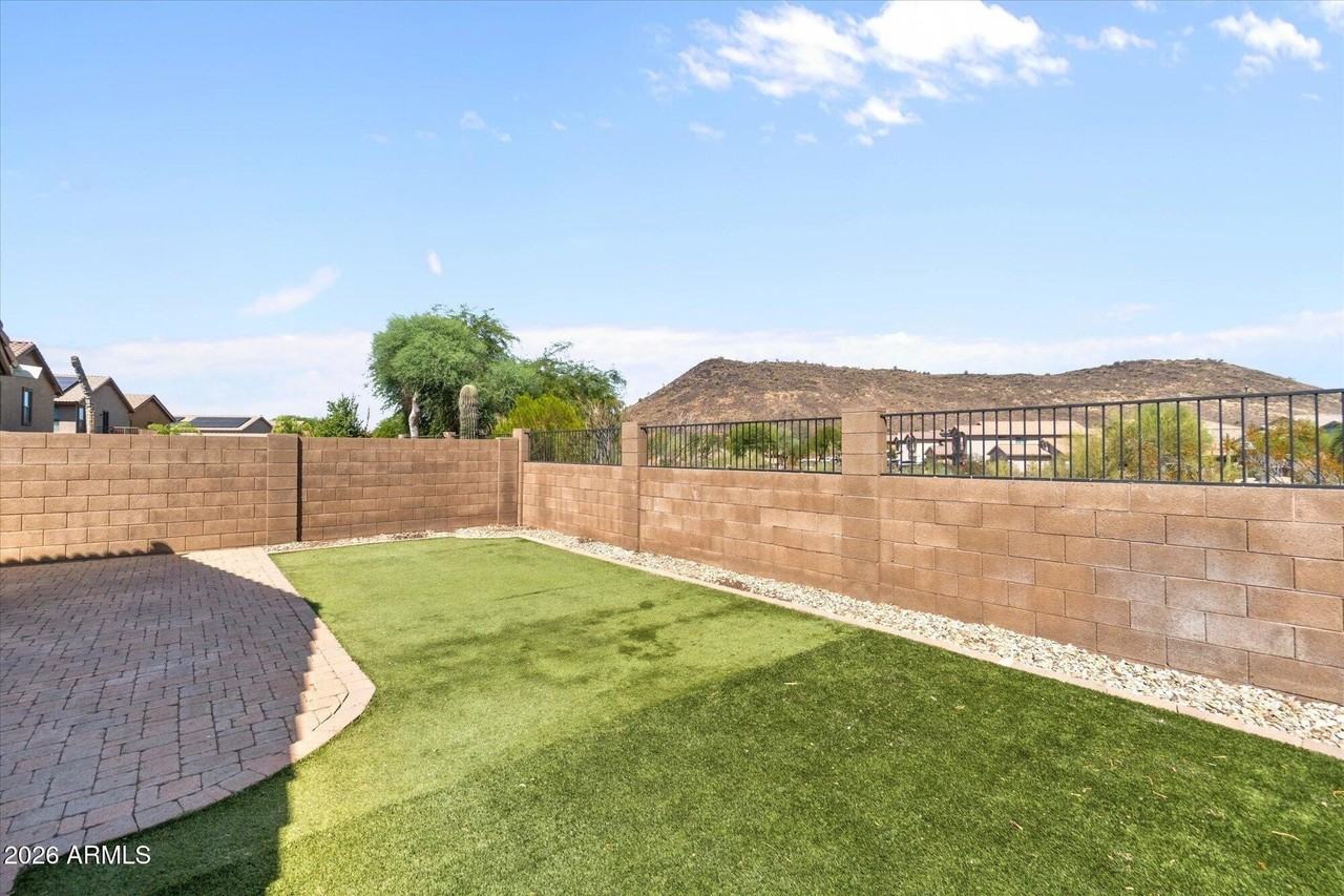 2212 E Vista Bonita Dr - Photo 2 of 23