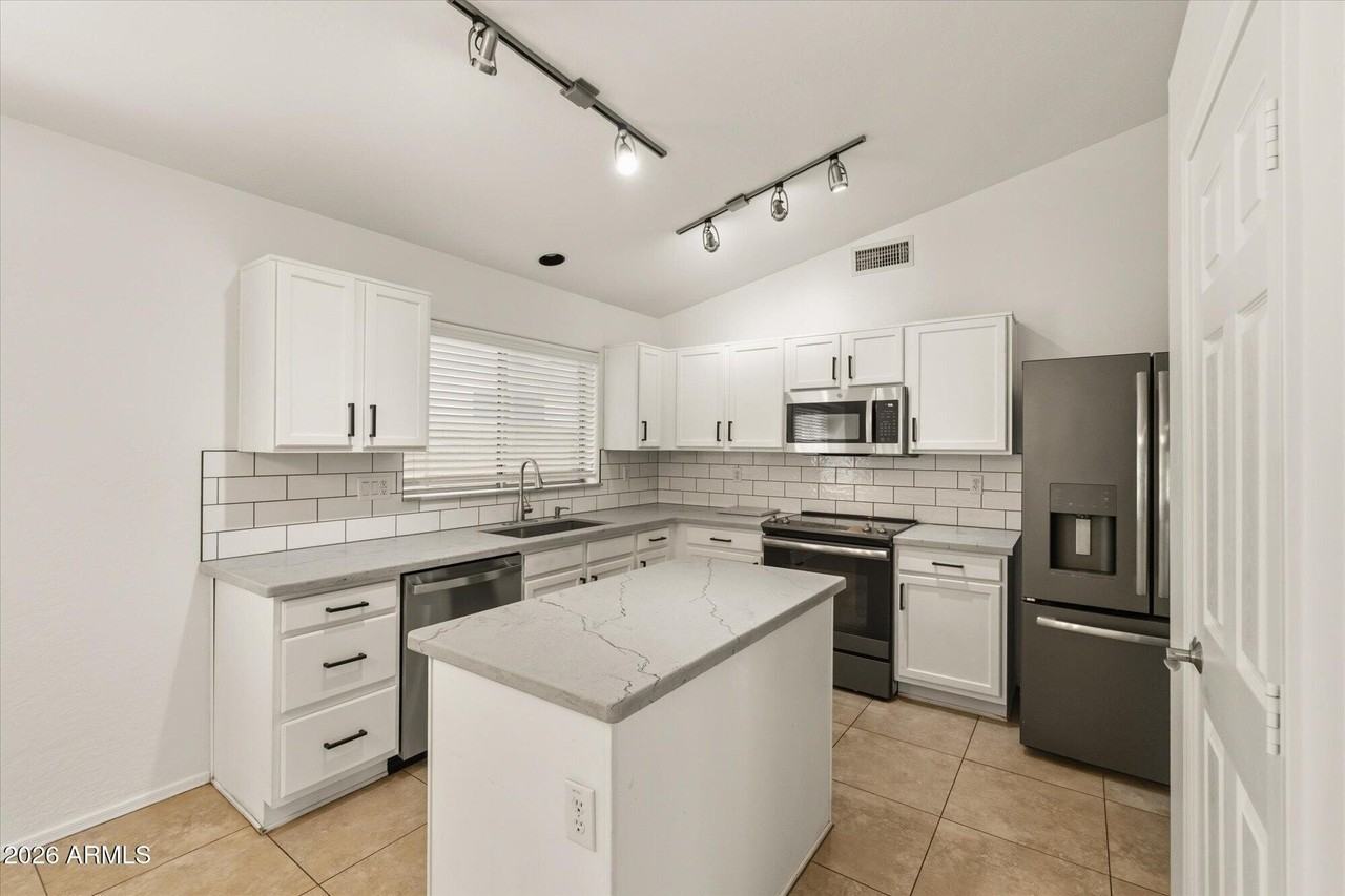 2212 E Vista Bonita Dr - Photo 3 of 23