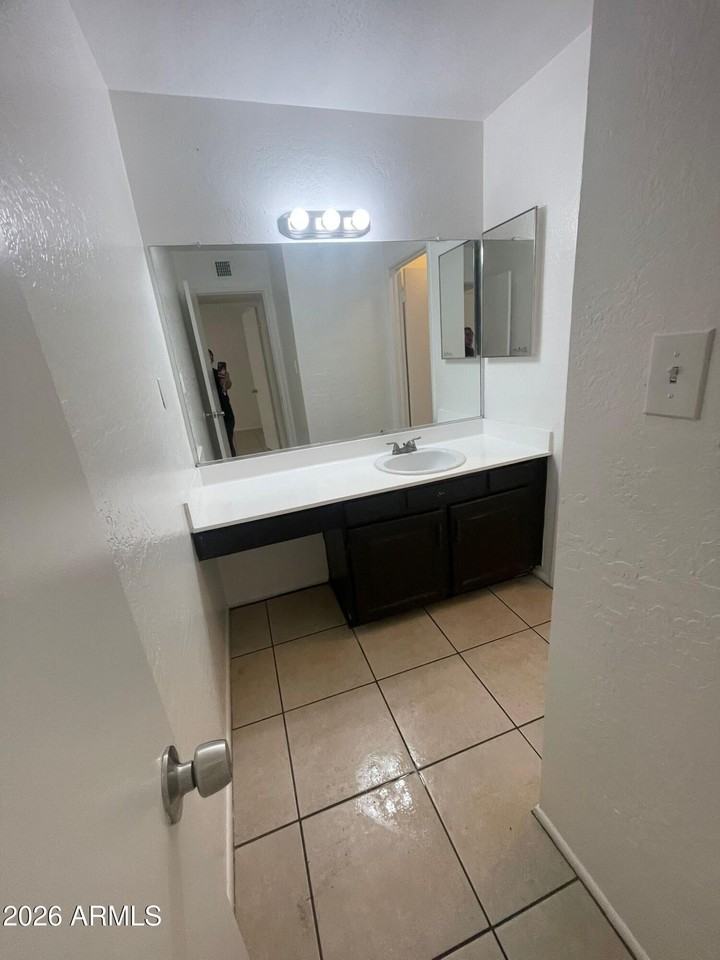 2666 N 43rd Ave #D - Photo 5 of 8