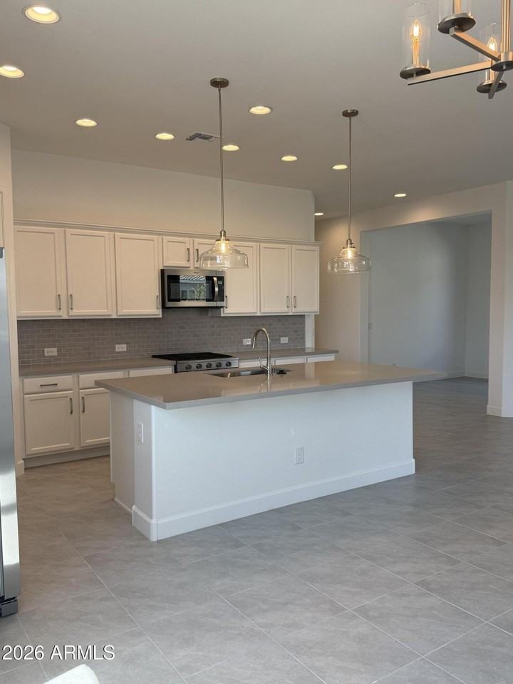 2921 E Mission Ln - Photo 3 of 22