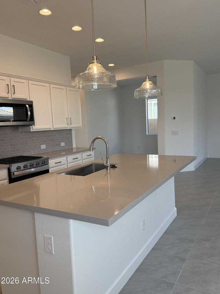 2921 E Mission Ln - Photo 4 of 22