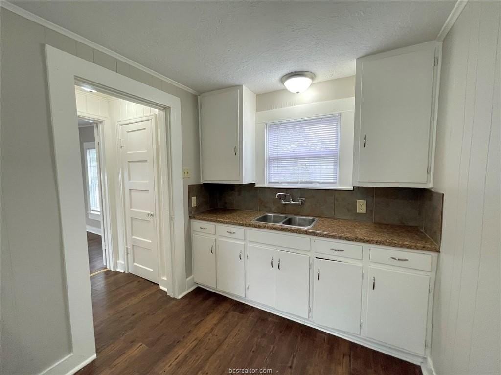 904 E 29th St - Photo 4 of 12