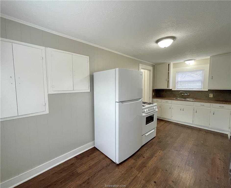 904 E 29th St - Photo 6 of 12