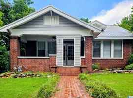 featured image of 711 E 7th St