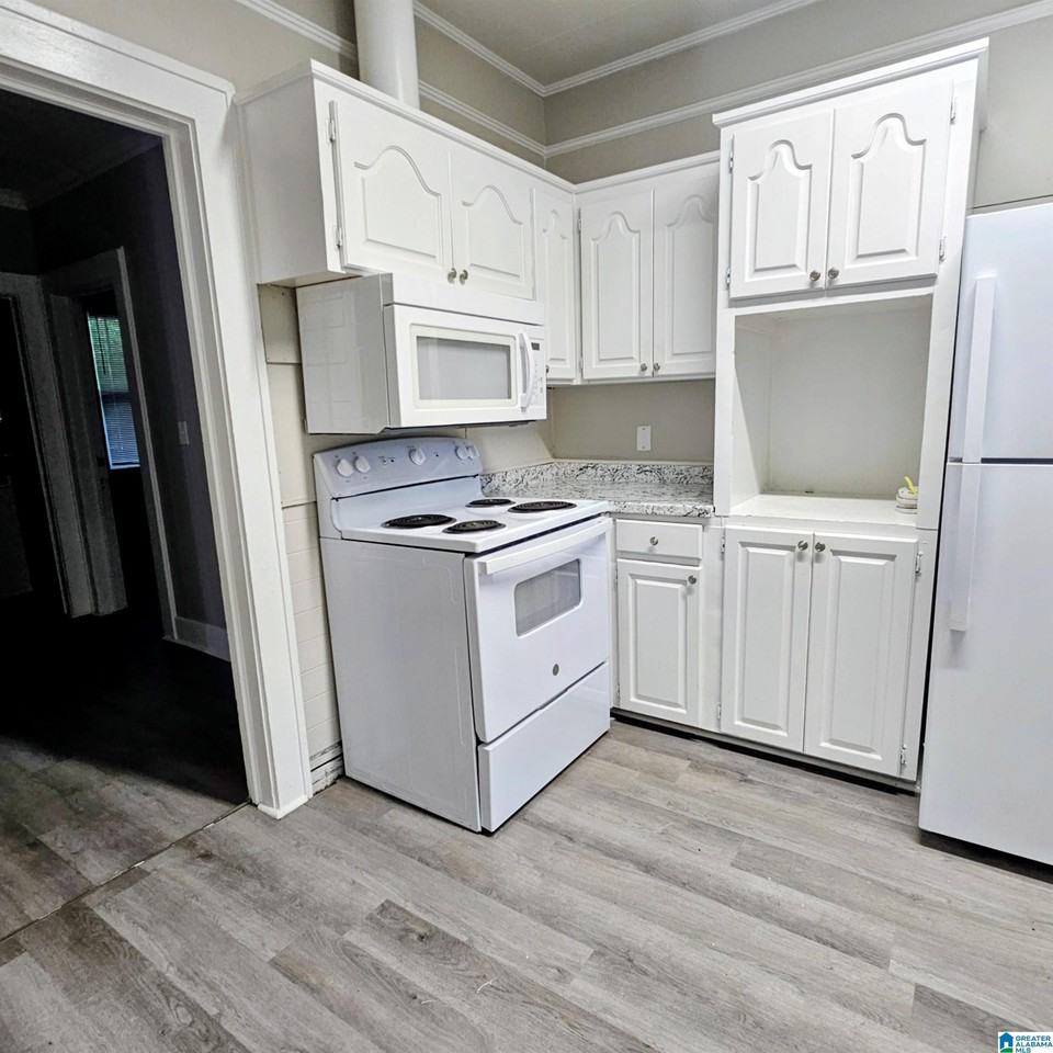711 E 7th St - Photo 7 of 15
