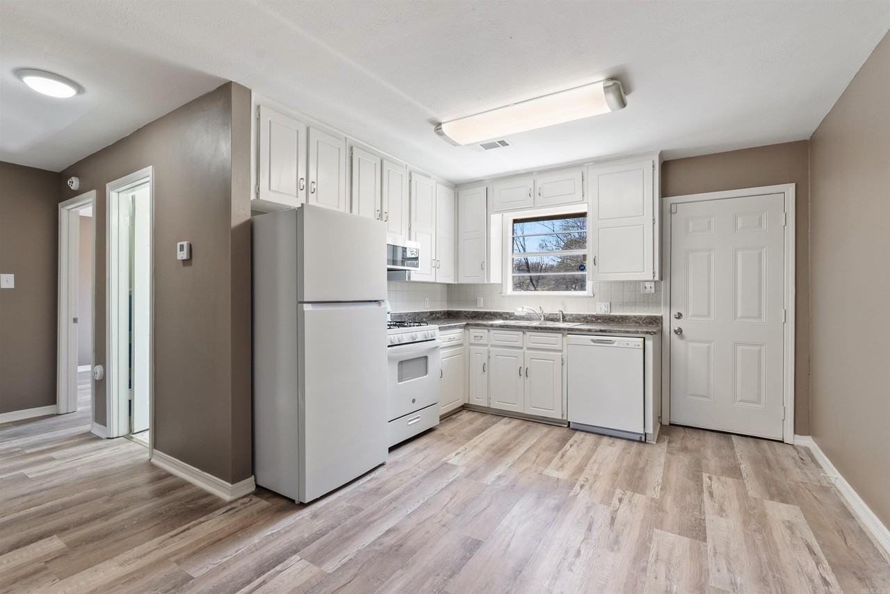 515 South Rd Apt A - Photo 5 of 11
