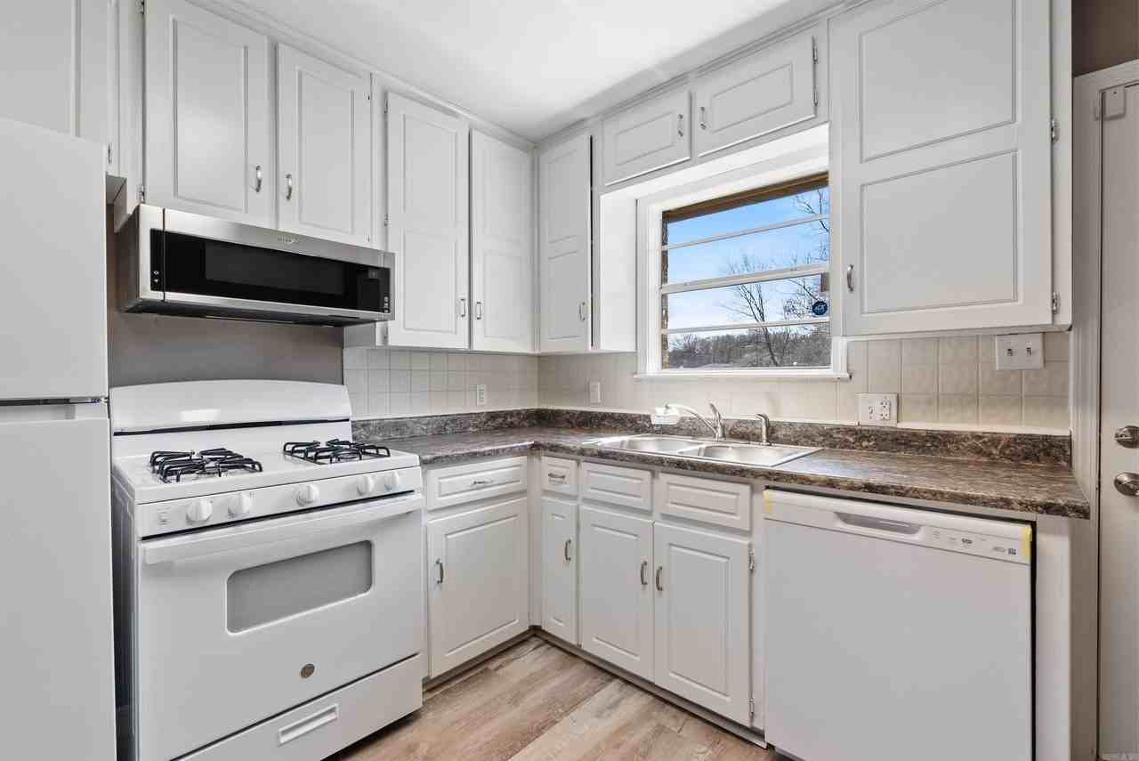 515 South Rd Apt A - Photo 6 of 11