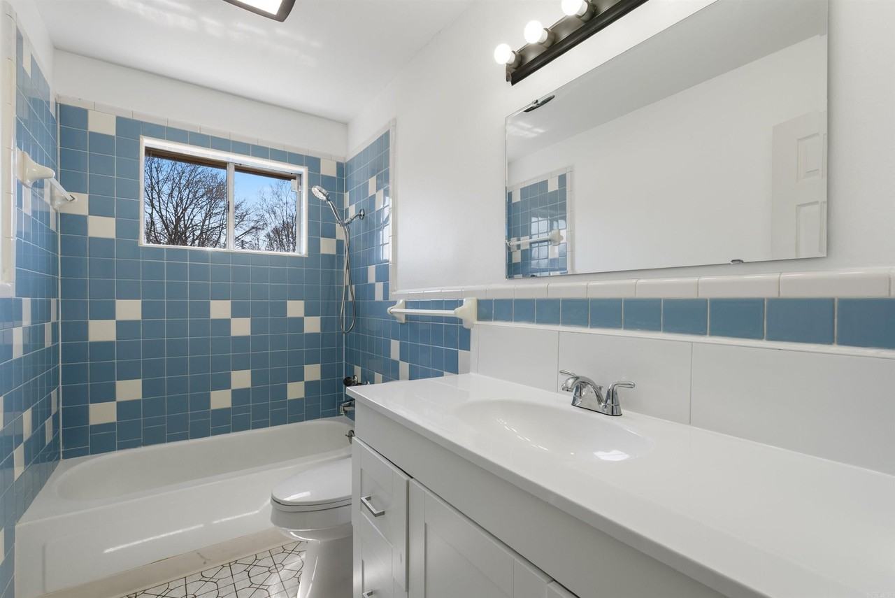 515 South Rd Apt A - Photo 7 of 11