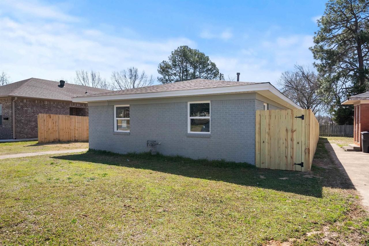 611 Lenora St - Photo 2 of 12