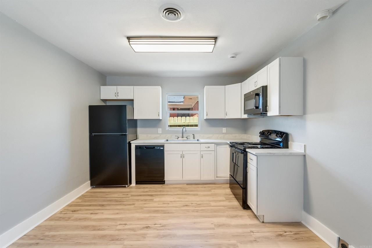 611 Lenora St - Photo 3 of 12