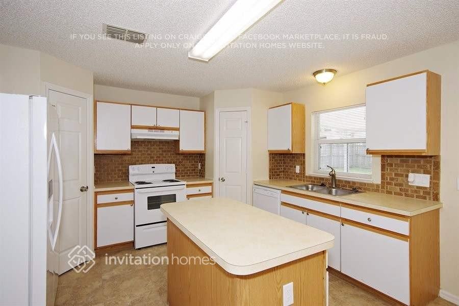 6702 Lorain St - Photo 4 of 19