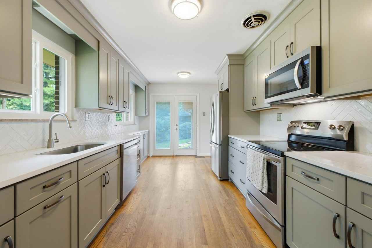 205 S Palisades Dr - Photo 2 of 26