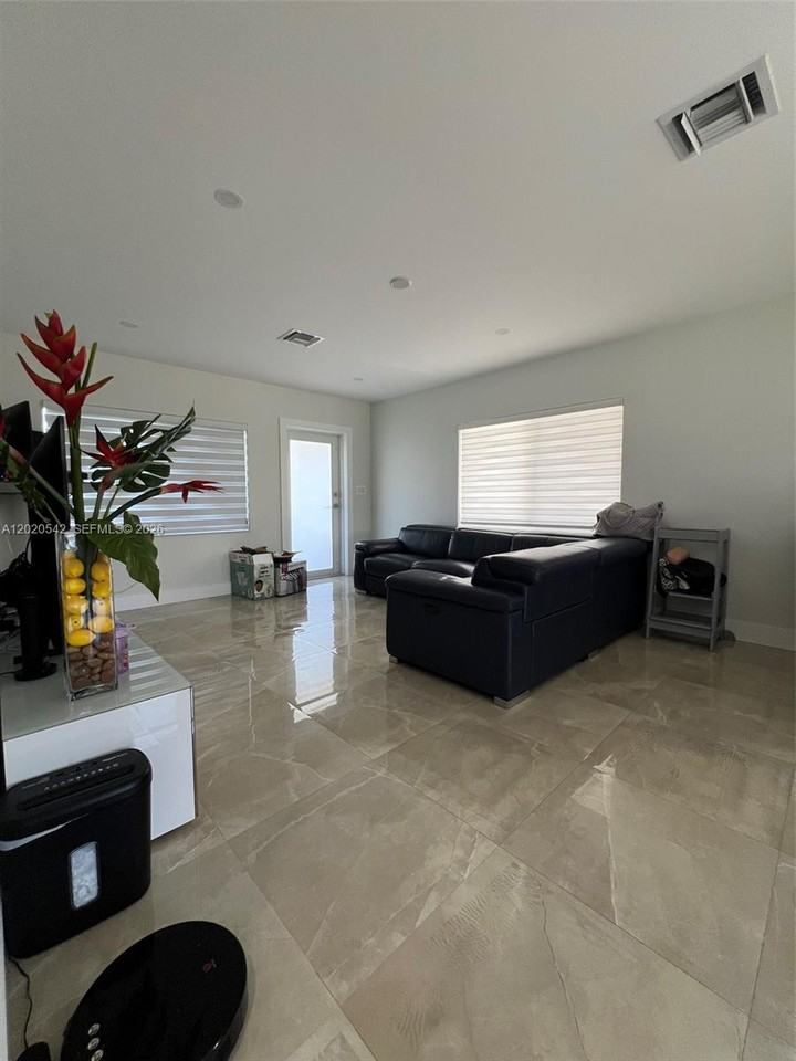 335 W 50th St - Photo 5 of 8
