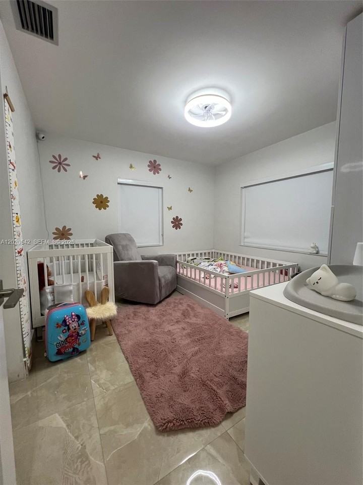 335 W 50th St - Photo 6 of 8