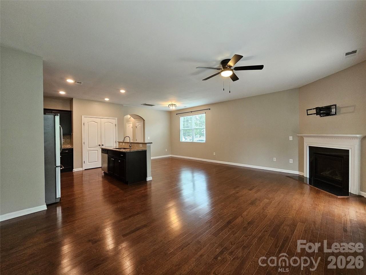 3233 Yarmouth Ln - Photo 4 of 19