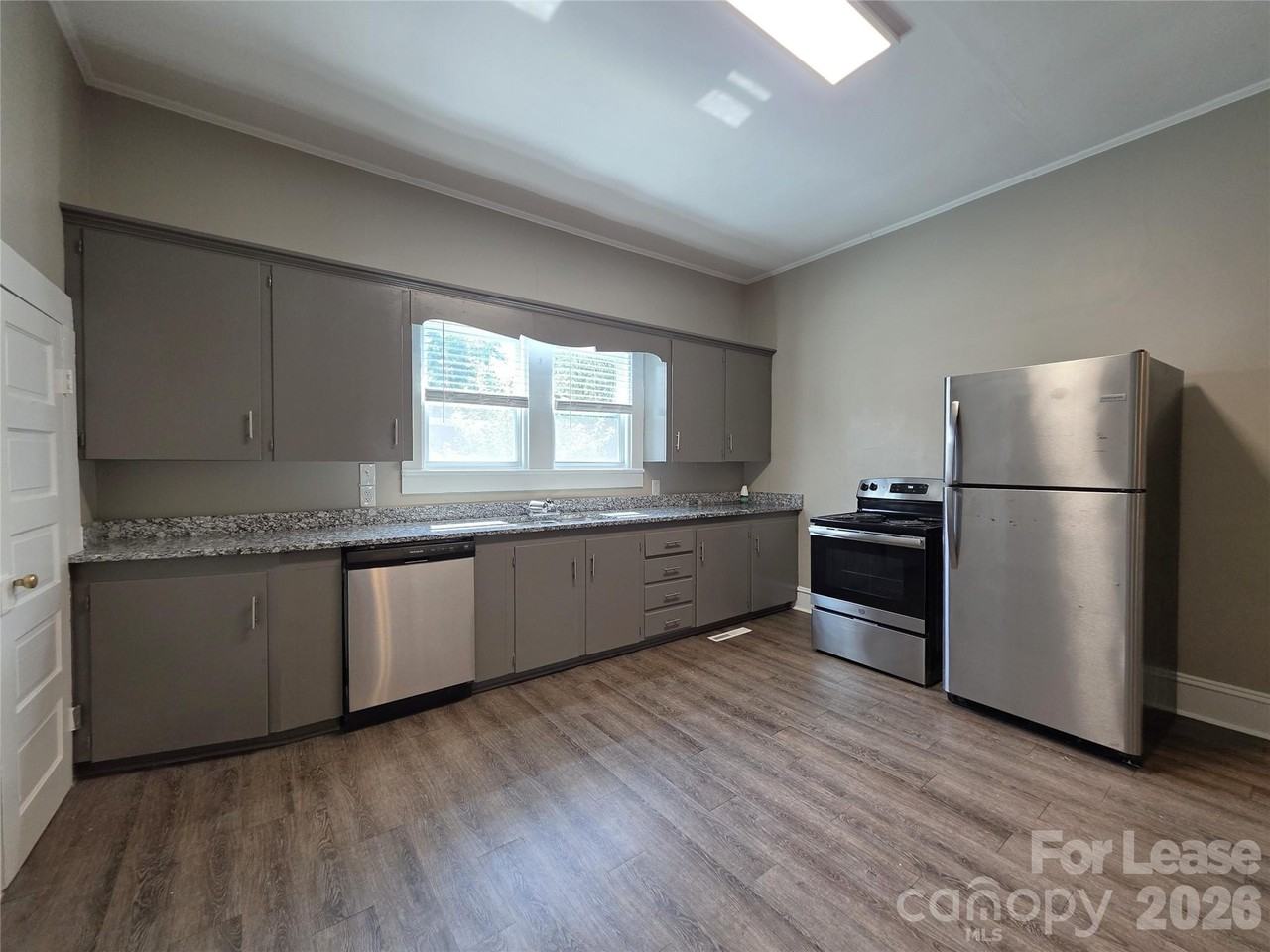 511 W 7th St - Photo 4 of 14