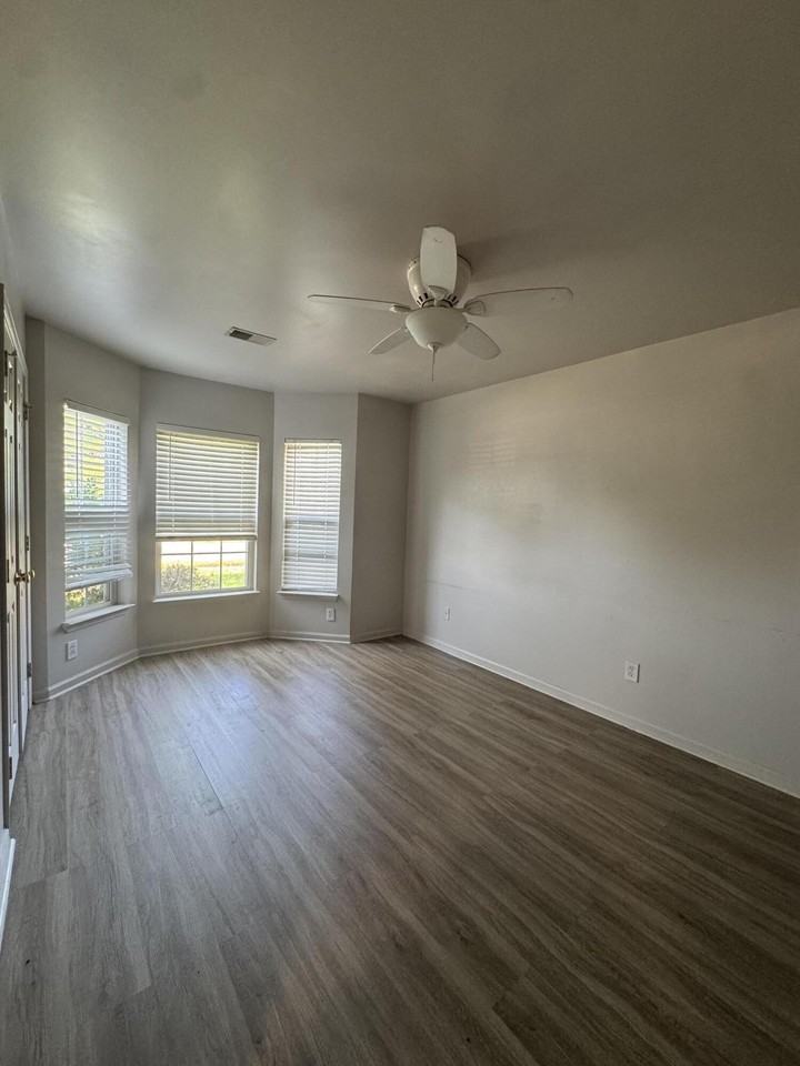 218 Wildberry Ln - Photo 7 of 10