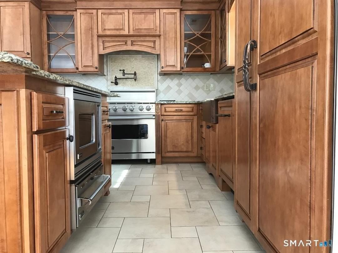 51 Continental Dr - Photo 6 of 17