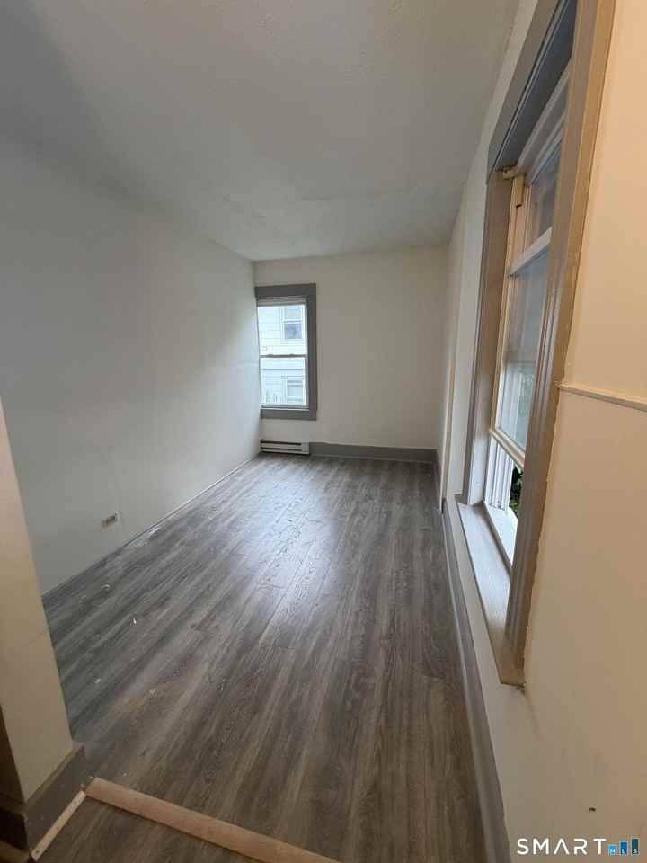 84 Putnam St - Photo 7 of 12