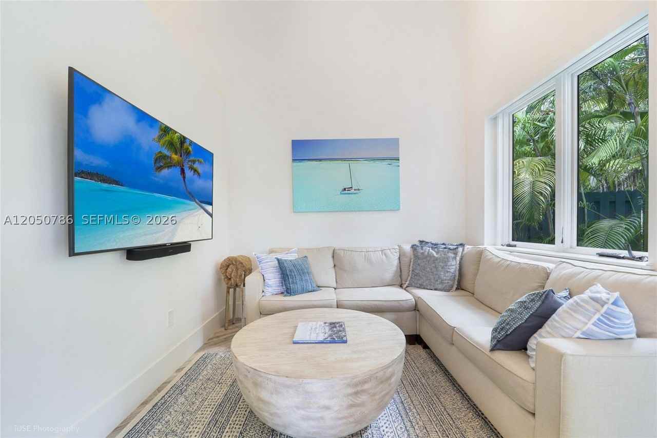 2449 S Bayshore Dr - Photo 4 of 22