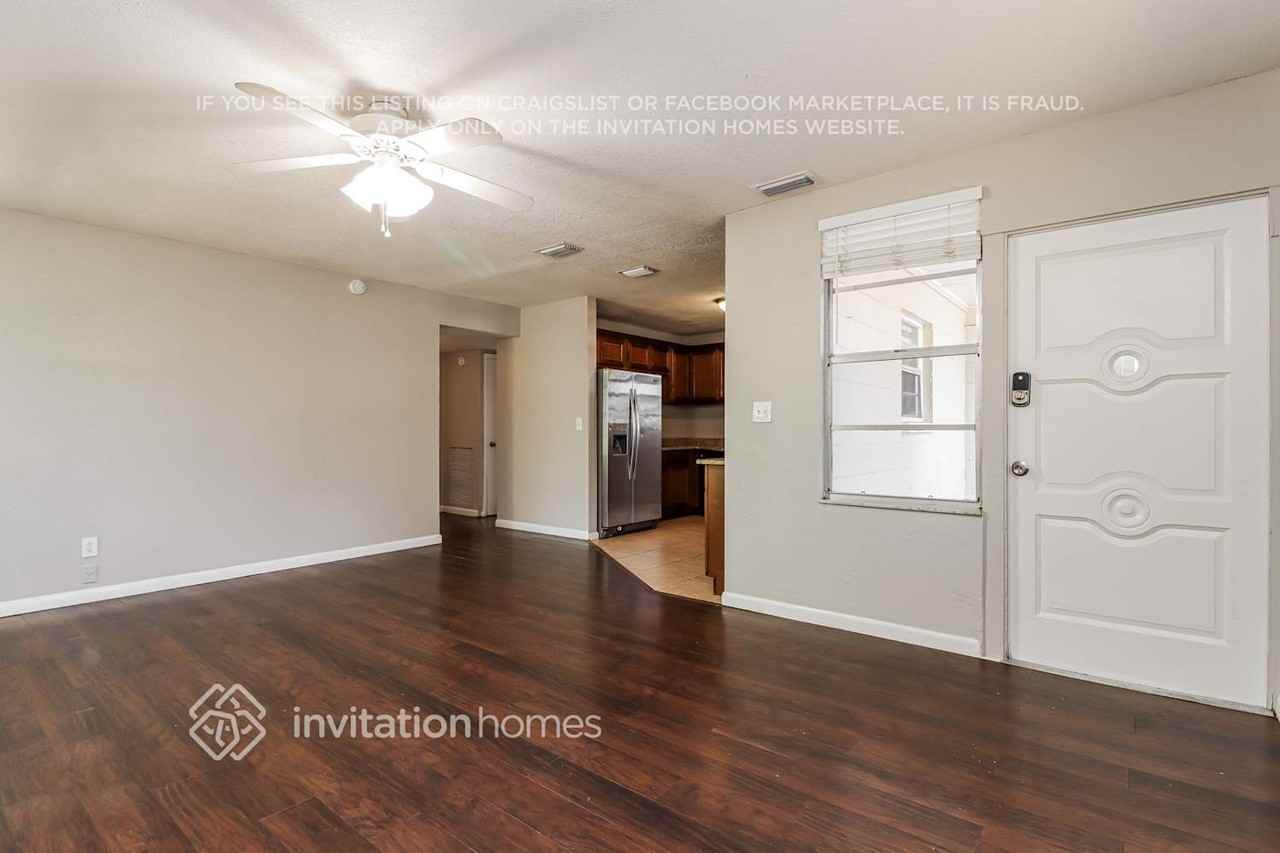 939 Lakewood Ave - Photo 3 of 17