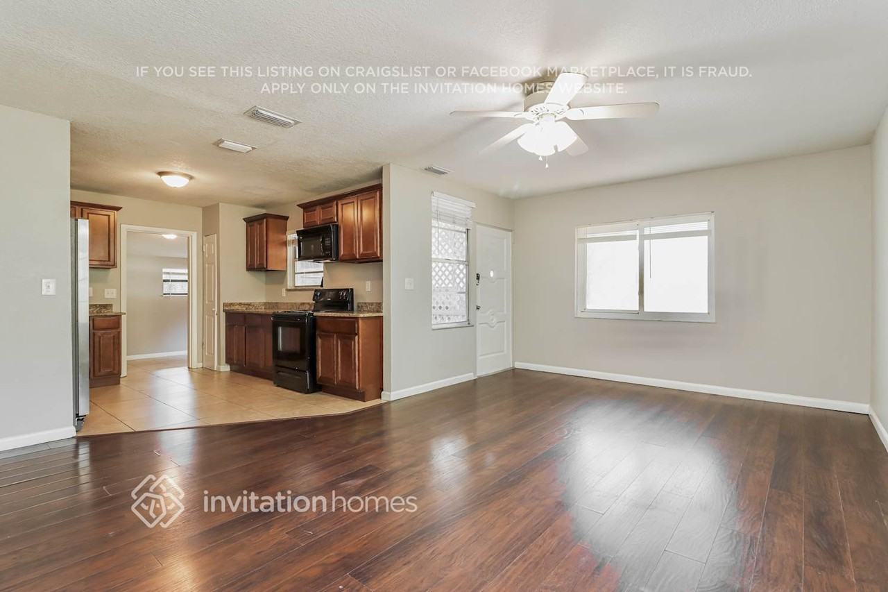 939 Lakewood Ave - Photo 4 of 17