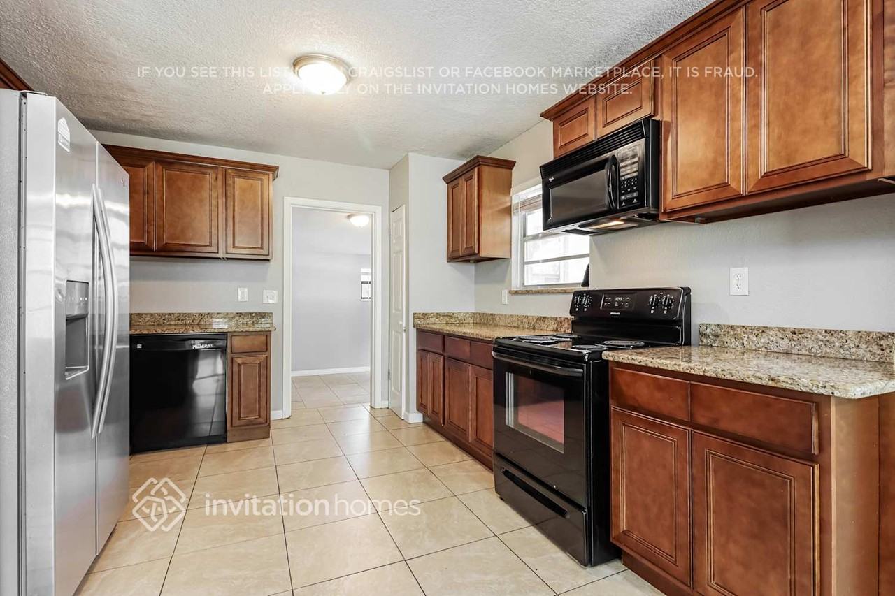 939 Lakewood Ave - Photo 5 of 17