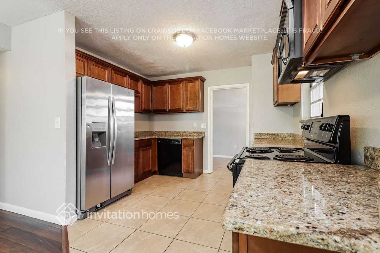 939 Lakewood Ave - Photo 6 of 17