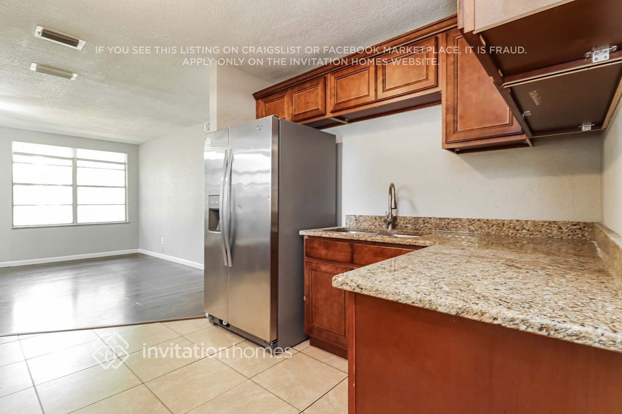 939 Lakewood Ave - Photo 7 of 17