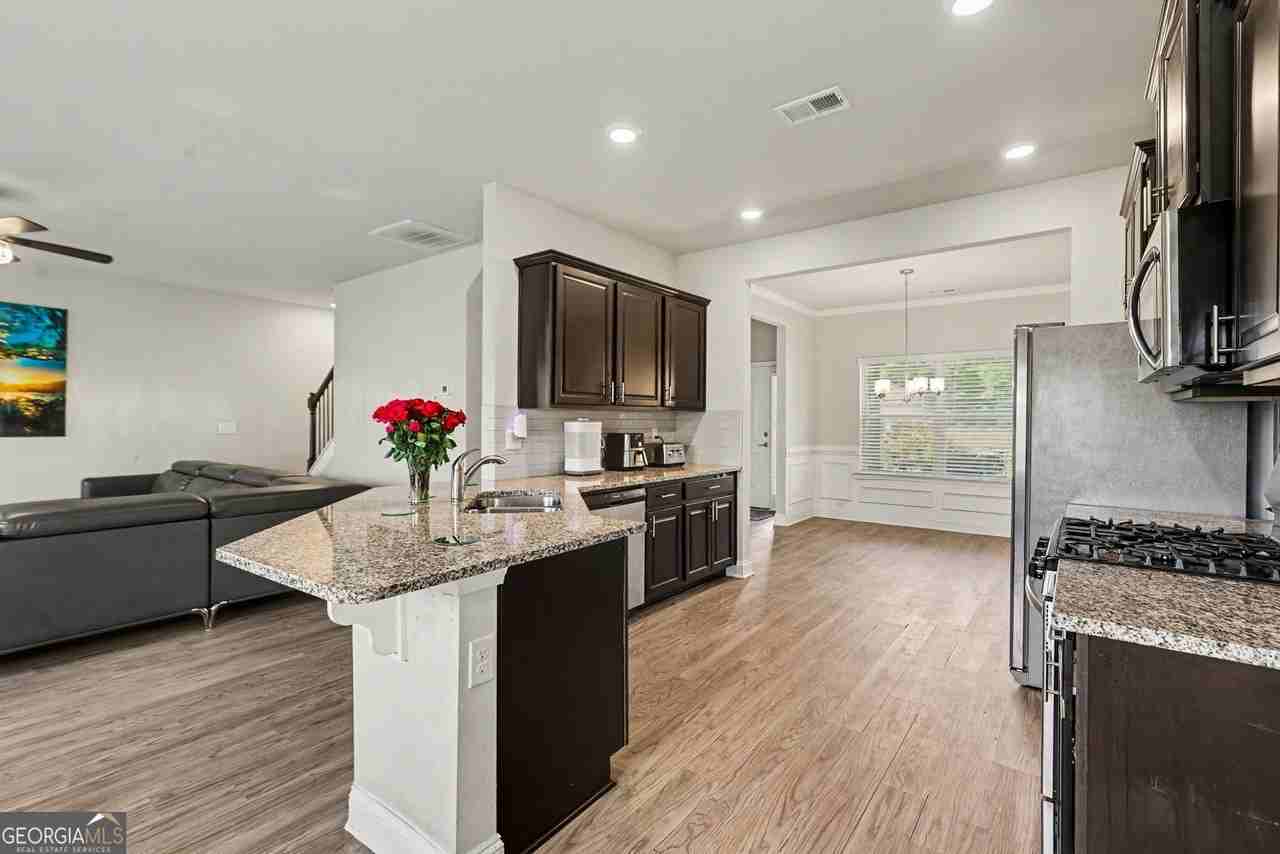 837 Everleigh Ct - Photo 6 of 17