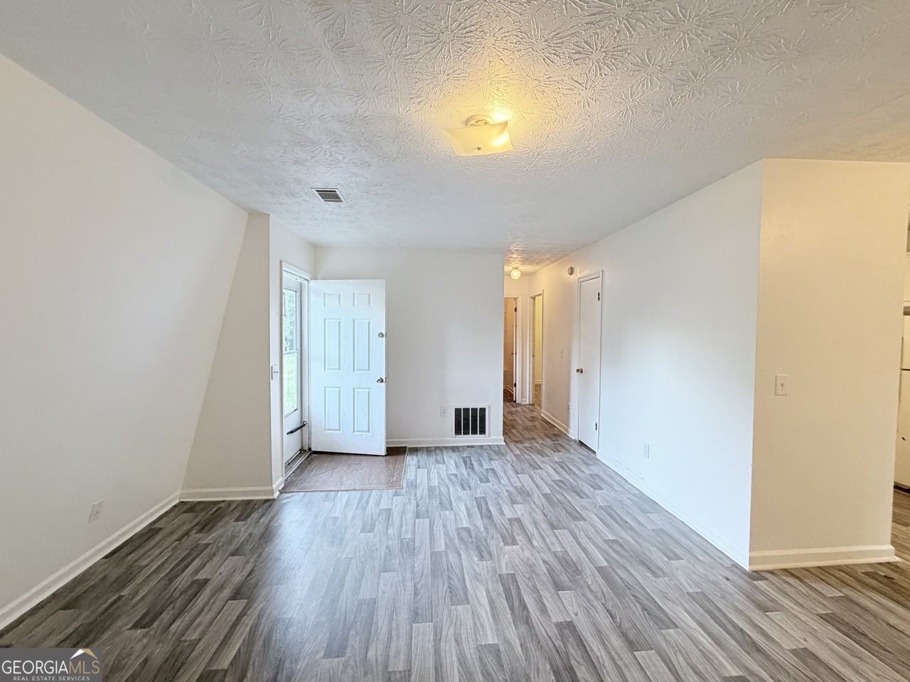 460 Rustwood Dr - Photo 2 of 10