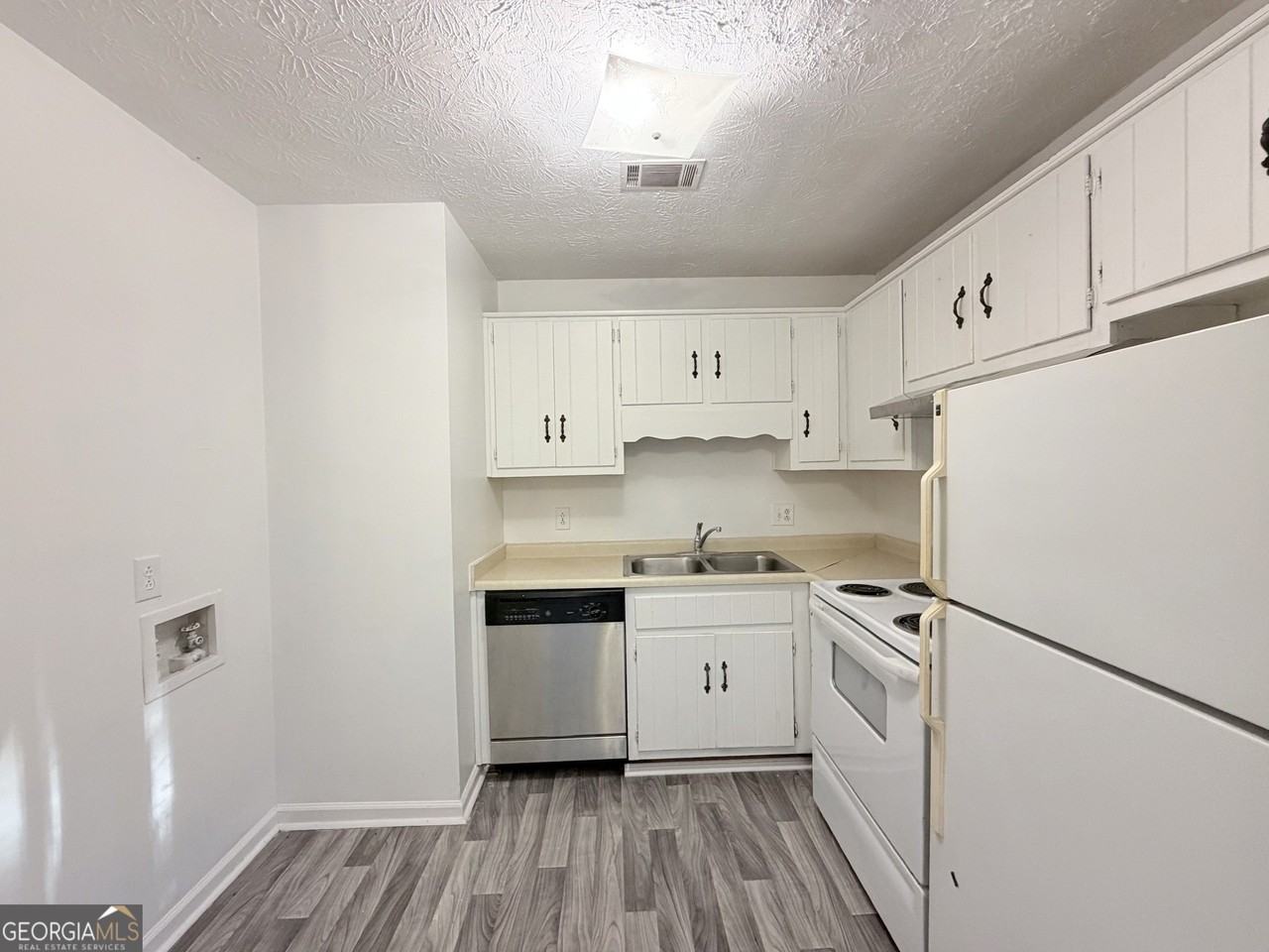 460 Rustwood Dr - Photo 4 of 10