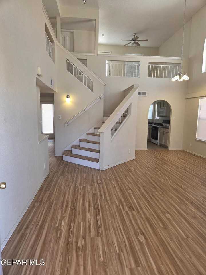3717 Hubble Dr - Photo 4 of 46