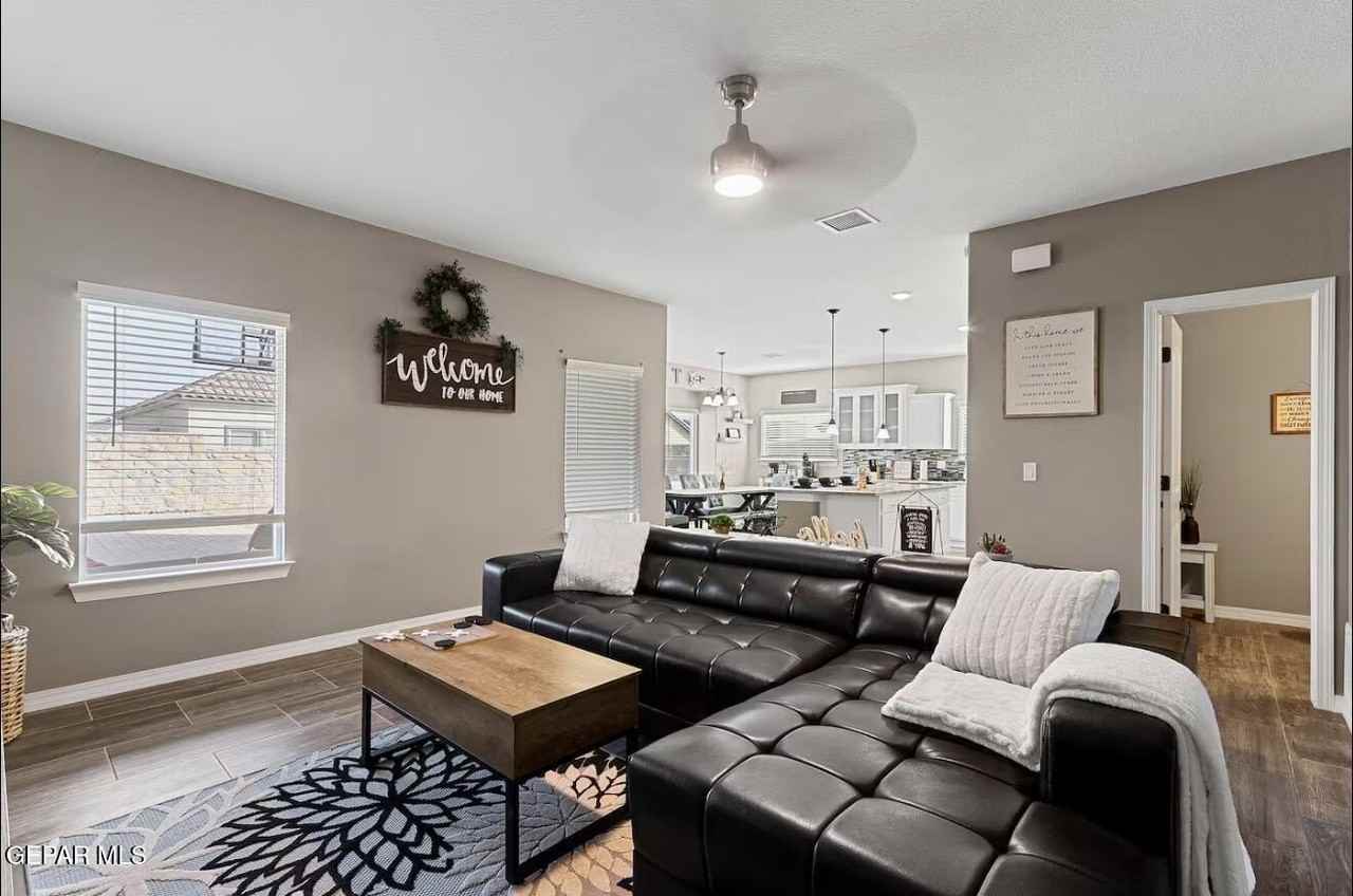 904 Cottage Pl - Photo 4 of 33